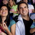 Familia viendo una película en el cine