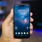 Teléfono celular en las manos de una persona