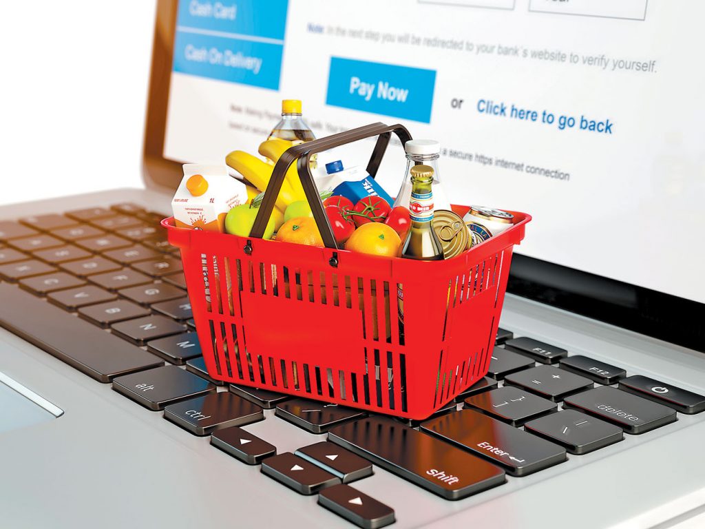 Canasta de alimentos sobre una computadora.