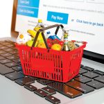 Canasta de alimentos sobre una computadora.