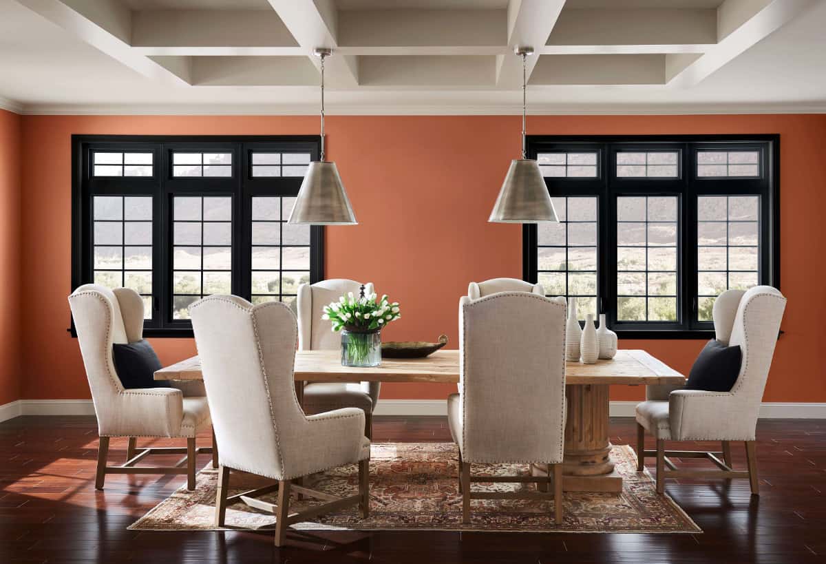 En la imagen se ve el interior de un comedor en tono cobre.