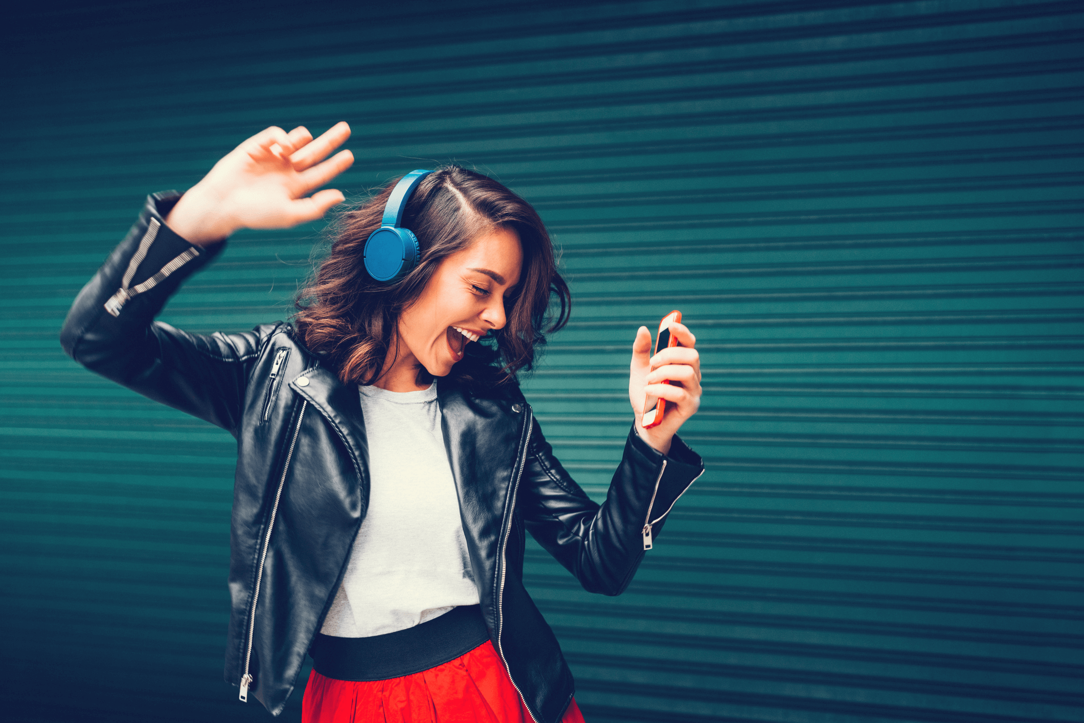 chica escuchando música