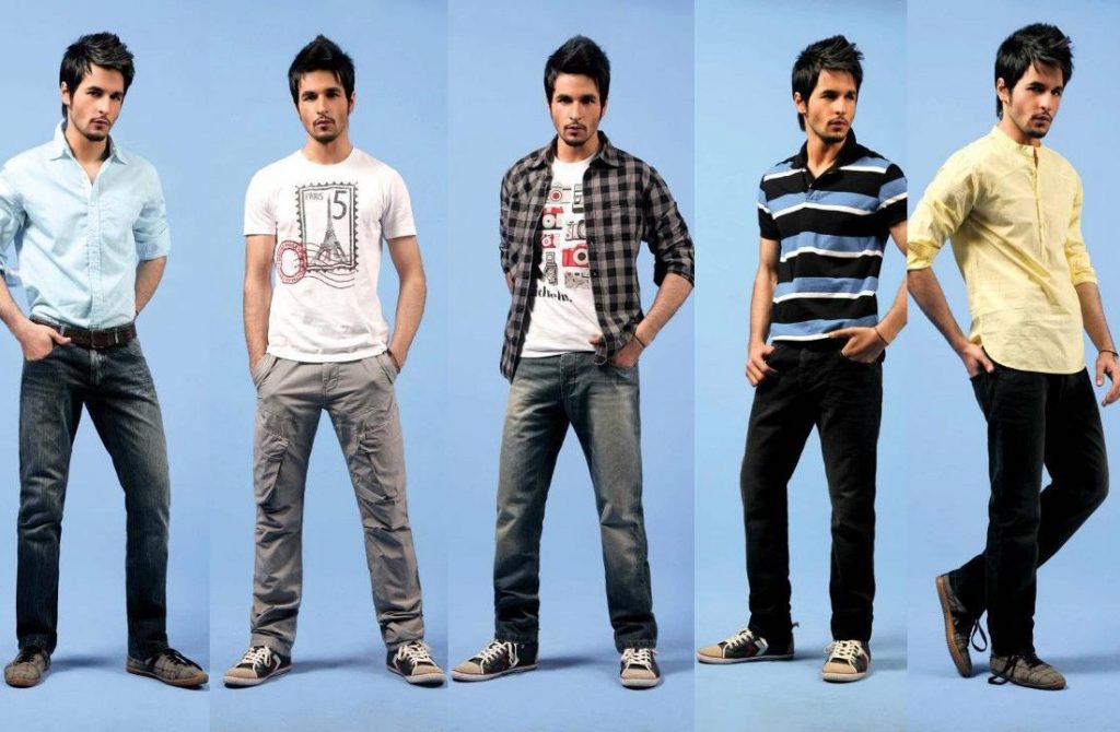 hombre modelando diferentes ropas casuales