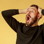 Hombre adulto sorprendido y con manos a la cabeza