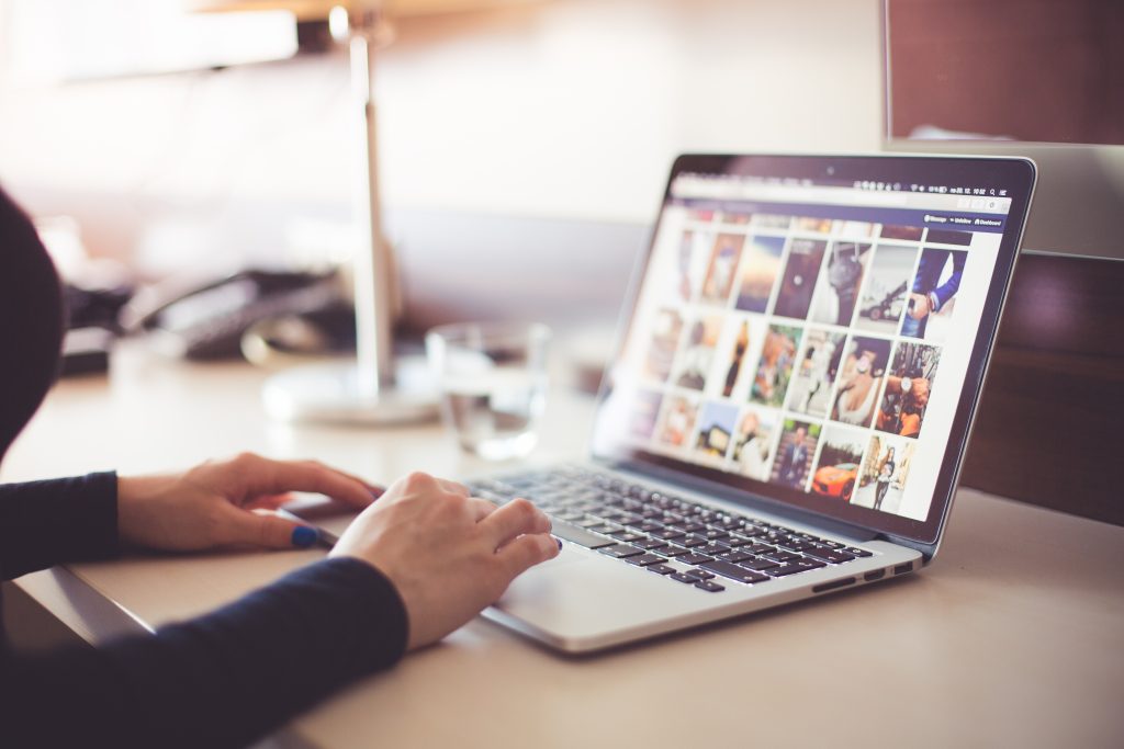 una mujer usando una laptop