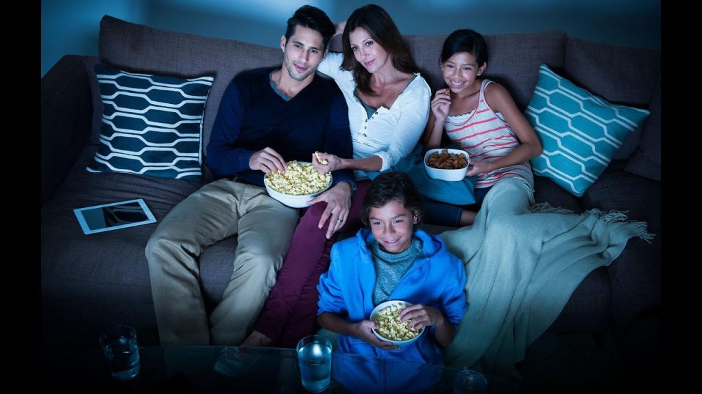 familia reunida viendo televisión