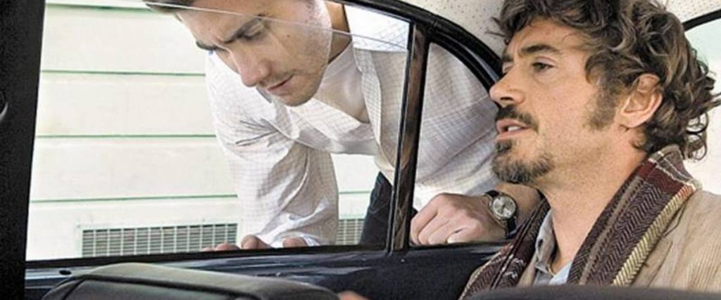 persona dentro de un auto hablando con otra fuera del auto