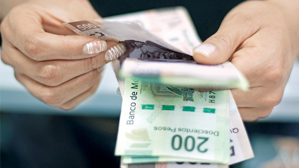 sosteniendo billetes en las manos