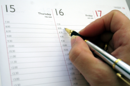 persona escribiendo en una agenda