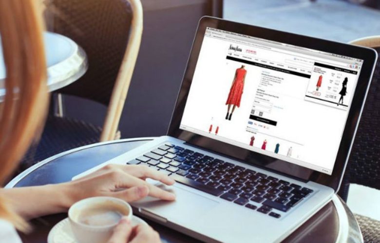 Mujer comprando en un sitio web