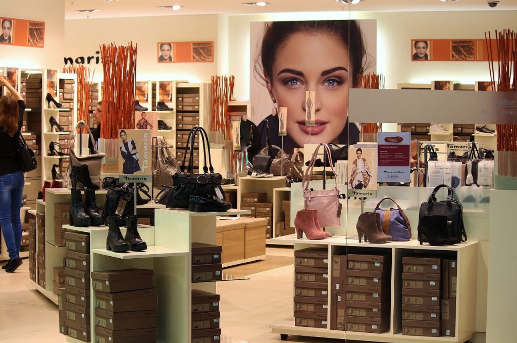 bolsos y zapatos en tienda