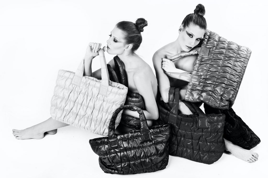 Mujeres con sus bolsas de mano