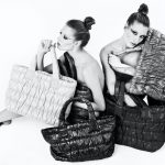 Mujeres con sus bolsas de mano