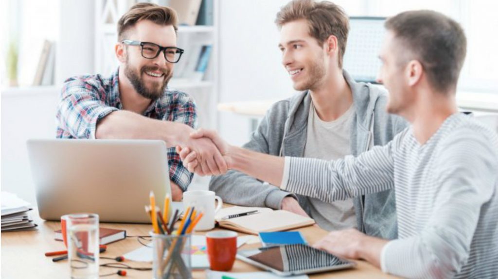 Personas haciendo inversiones
