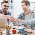 Personas haciendo inversiones