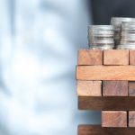 Persona invirtiendo en fondos de inversión
