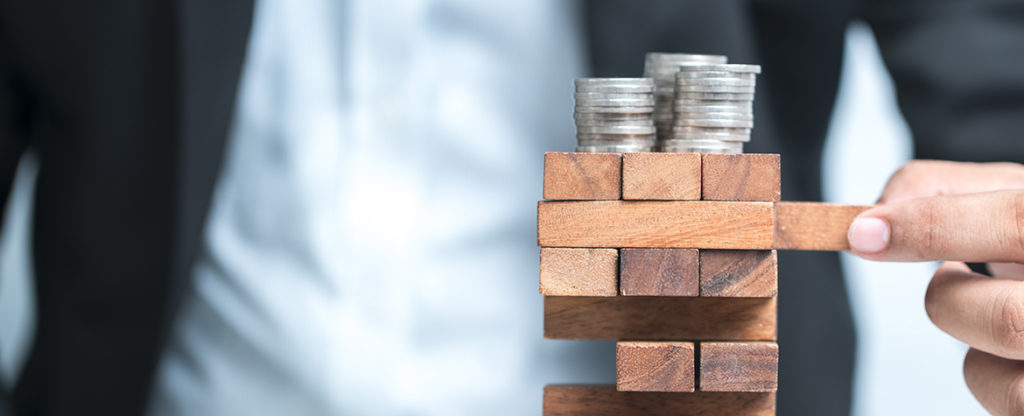 Persona invirtiendo en fondos de inversión