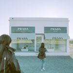 Mujer comprando en Prada