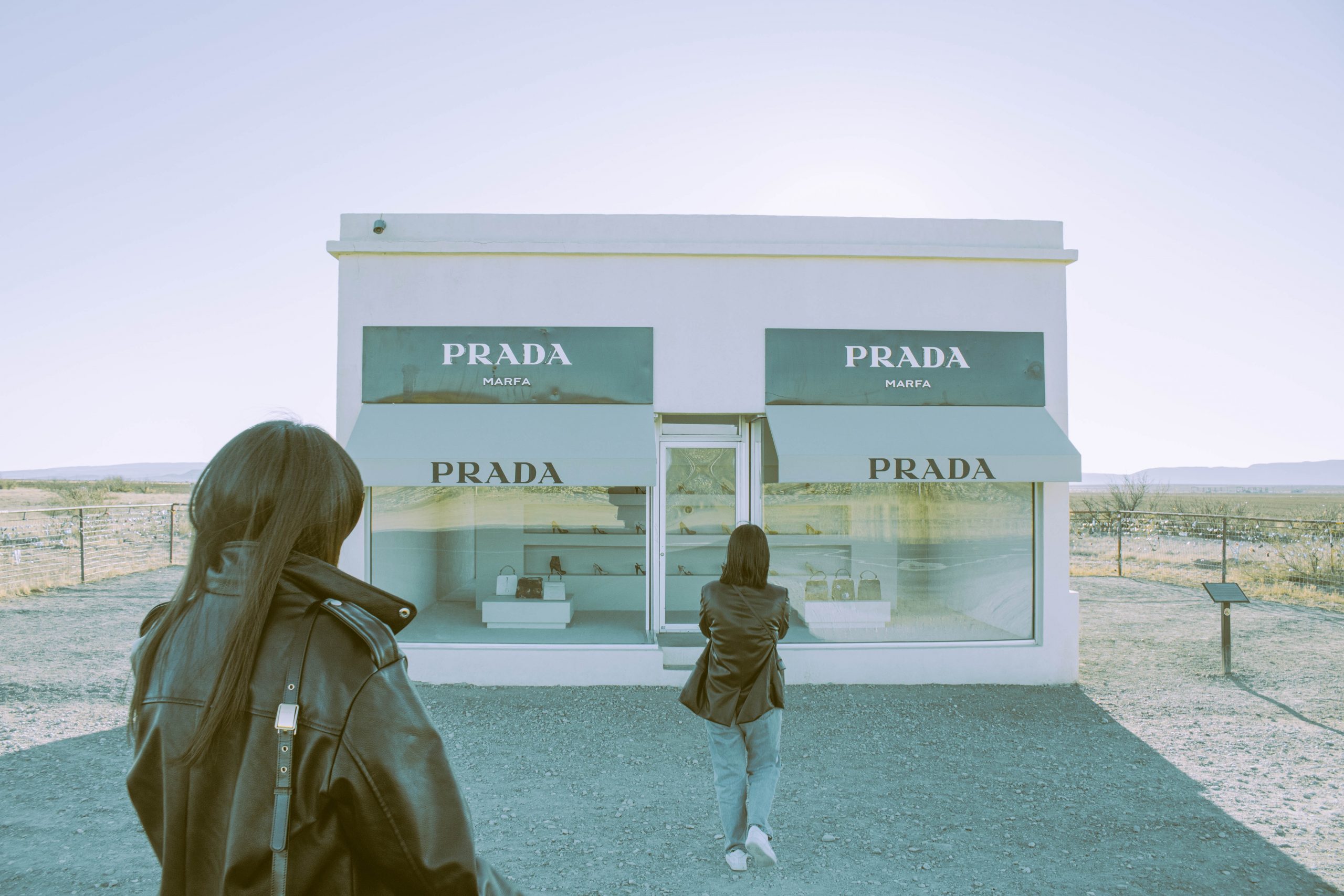 Mujer comprando en Prada