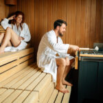 pareja usando baño de vapor