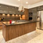 cocina con muebles de madera
