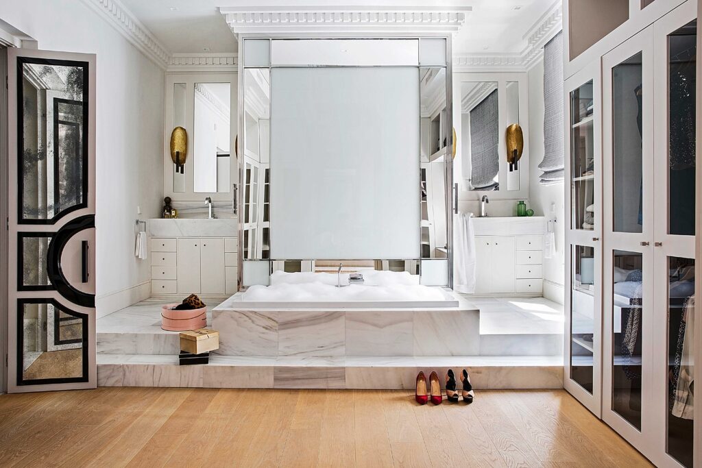 baño grande con accesorios