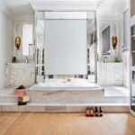 baño grande con accesorios