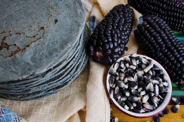 Tortillas de maíz azul