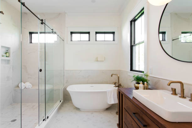 baño pequeño con vidrio templado transparente