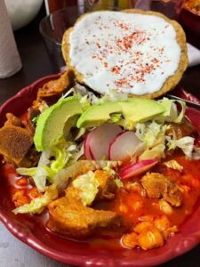 pozole y tostadas con crema