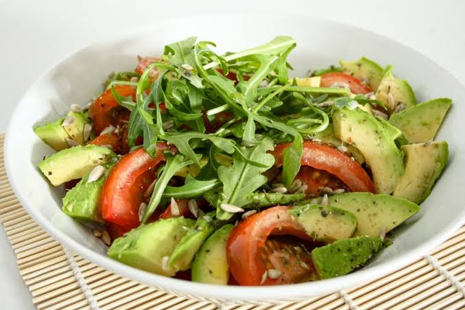 ensalada con aguacate