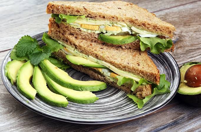 sandwich con aguacate